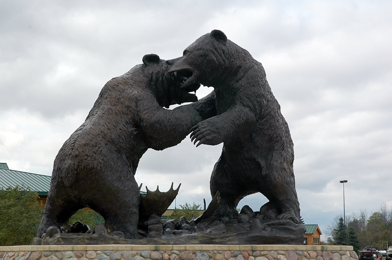 big fighting bear statues (3)