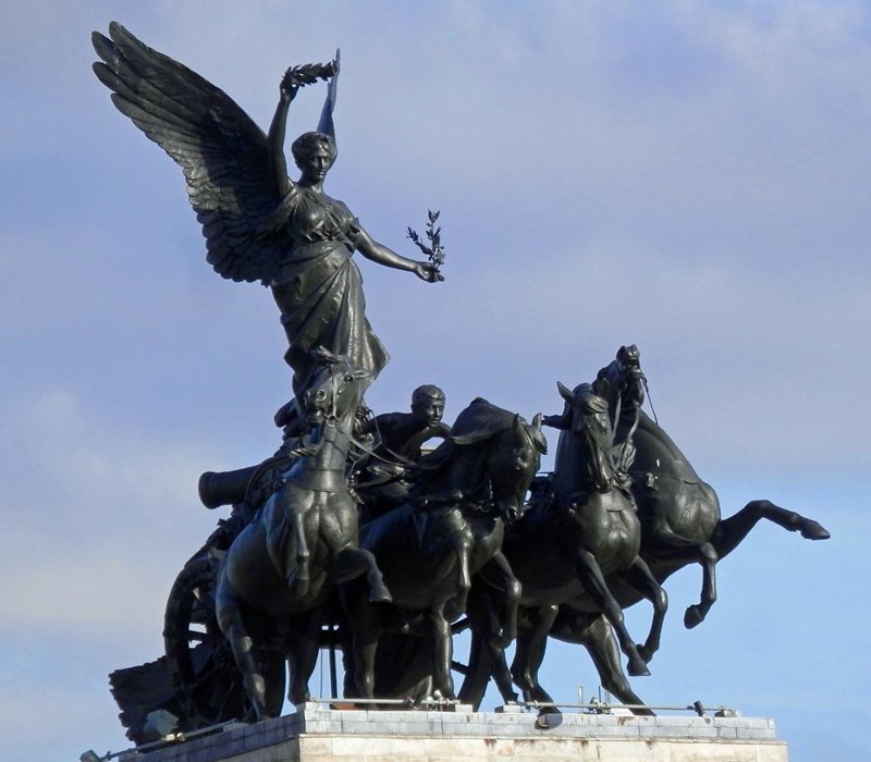 quadriga statue (1)