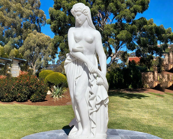 bathing woman statue (1)