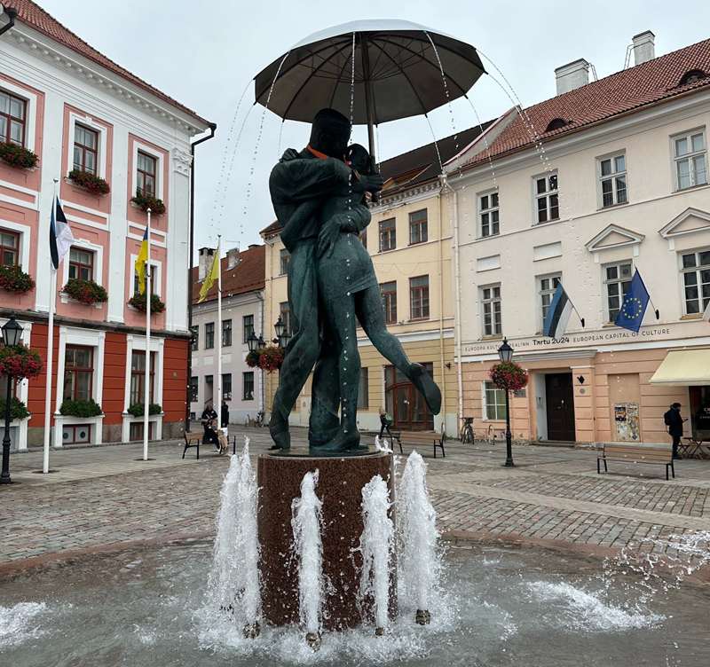 The Kissing Student Sculpture and Fountain