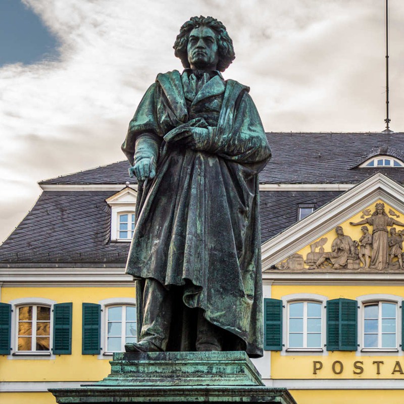 Bonn Postamt mit Beethoven Statue